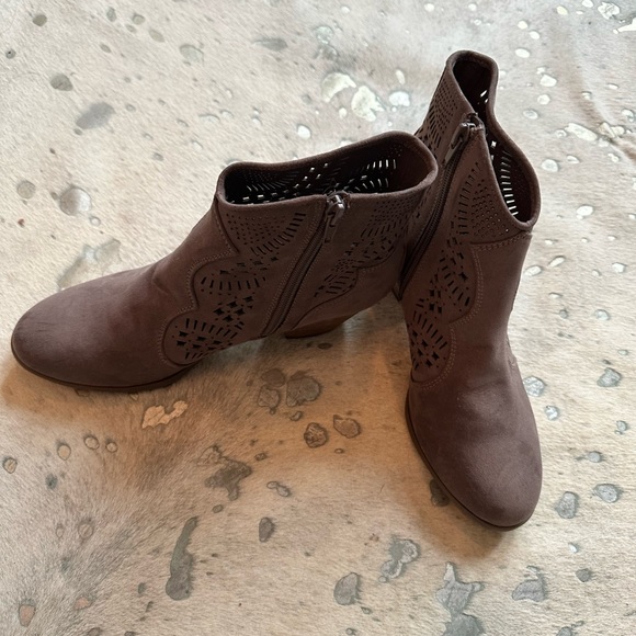 Carlos Laser Cut Bootie - Picture 4 of 5